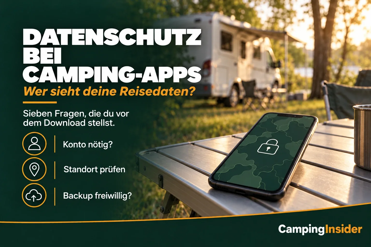 Smartphone mit Schloss-Symbol auf einem Klapptisch vor einem Wohnmobil unter Bäumen am Abend. Links der Titel Datenschutz bei Camping-Apps mit drei Stichpunkten.